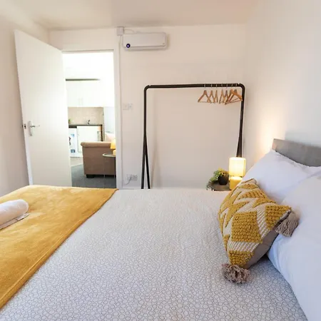 October Disc - Long - Contractors Apartamento