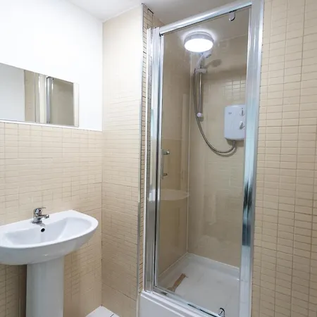 October Disc - Long - Contractors Apartman Bristol